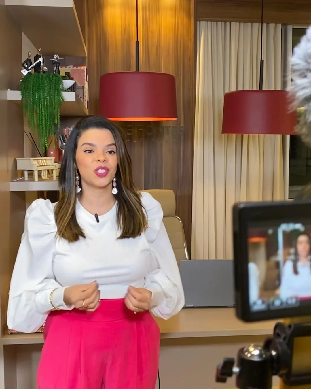 Aline Fontes gravando conteúdo em estúdio
